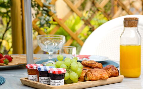 Jardin Secret: Essen, Geschirr, Zutat, Tabelle, Flasche, Natural Foods, Küche, Servierware