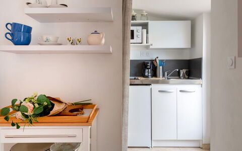 Jardin Secret: Eigentum, Cabinetry, Interior Design, Regale, Regal, Wand, Materialeigenschaft, Küchengerät, Holz, Küche