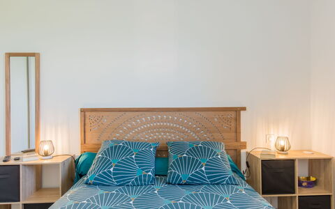 Kervennou: Möbel, Komfort, Azurblau, Holz, Kissen, Tabelle, Interior Design, Bettrahmen, Gebäude, Bett