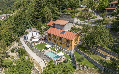 Casa Aurora - Recco, Liguria: Gebäude, Eigentum, Pflanze, Fenster, Baum, Grundstueck, Urban Design, Haus, Nachbarschaft, Wohngebiet