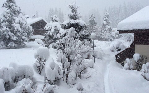 Village des Oursons Chalet A4: Wasser, Daytime, Himmel, Gebäude, Azurblau, Schwimmbad, Freizeit, Rechteck, Verbundwerkstoff, Urban Design