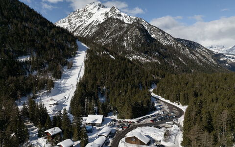 Champex 220: Bergforms, Baum, Berg, Hochland, Schnee, Gebirge, Bergstation, Hügel, Senke, Winter