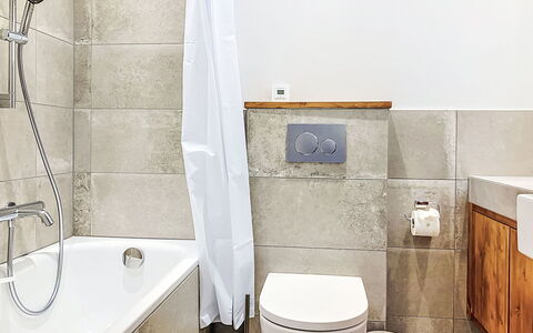 Champex 220: Toilleten Sitz, Armatur, Badezimmer, Toilette, Flooring, Interior Design, Fussboden, Installation, Zapfhahn, Fliese