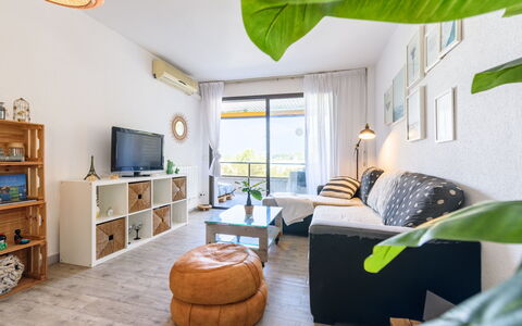 Uolas: Möbel, Interior Design, Couch, Holz, Wohnzimmer, Flooring, Decke, Zimmer, Wohnung, Beleuchtung