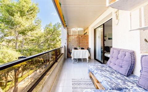Uolas: Wohnung, Schatten, Balkon, Eigentumswohnung, Gartenmöbel, Stuhl, Zaun, Daylighting, Eco Hotel, Deck