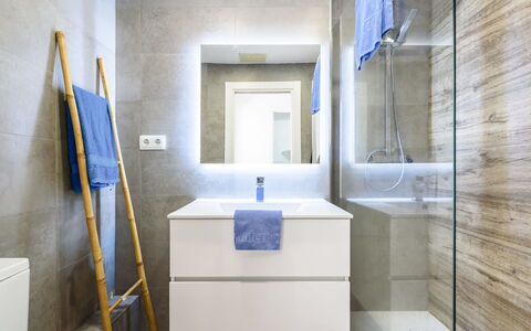 Uolas: Flooring, Fussboden, Interior Design, Badezimmer, Armatur, Badezimmerschrank, Fliese, Installation, Toilette, Zimmer