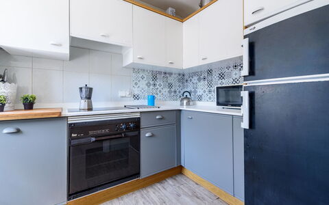 Uolas: Küchengerät, Küche, Countertop, Major Appliance, Cabinetry, Herd, Flooring, Holz, Interior Design, Haushaltsgerät