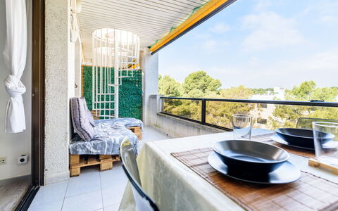 Uolas: Wohnung, Glas, Stuhl, Schatten, Balkon, Küche & Esszimmer Tisch, Daylighting, Aluminium, Gartenmöbel, Eco Hotel