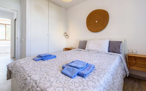Uolas: Bett, Schlafzimmer, Bedding, Interior Design, Bettdecke, Fussboden, Flooring, Möbel, Wand, Holz
