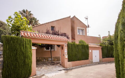 Casa Larauri Oliva Nova: Wasser, Pflanze, Schwimmbad, Baum, Schatten, Gartenmöbel, Freizeit, Rechteck, Verbundwerkstoff, Landschaft