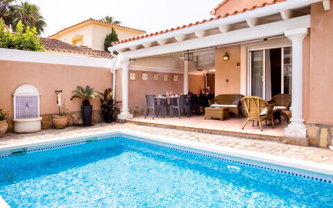 Casa Larauri Oliva Nova: Wasser, Pflanze, Schwimmbad, Baum, Schatten, Gartenmöbel, Freizeit, Rechteck, Verbundwerkstoff, Landschaft