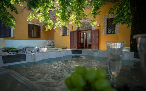 Villa Recanati, Val D'orcia, Private Pool, Jacuzzi: Wasser, Gebäude, Eigentum, Fenster, Pflanze, Baum, Sonnenlicht, Haus, Gras, Wohngebiet