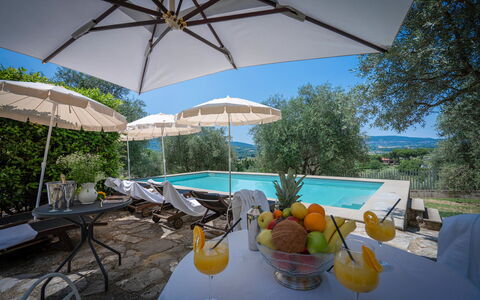 Villa Recanati, Val D'orcia, Private Pool, Jacuzzi: Wasser, Eigentum, Pflanze, Möbel, Himmel, Tabelle, Azurblau, Schatten, Geschirr, Stuhl