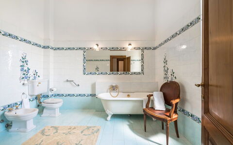 Villa Recanati, Val D'orcia, Private Pool, Jacuzzi: Spiegel, Armatur, Sinken, Zapfhahn, Azurblau, Bad Sink, Lila, Badezimmerschrank, Badezimmer, Gebäude