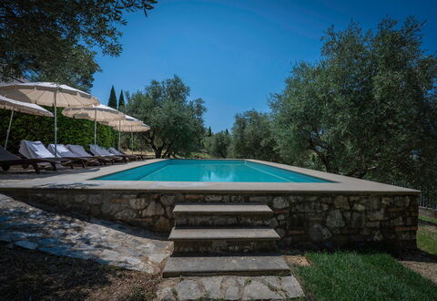 Villa Recanati, Val D'orcia, Private Pool, Jacuzzi: Wasser, Himmel, Gebäude, Pflanze, Schwimmbad, Schatten, Baum, Rechteck, Haus, Gartenmöbel