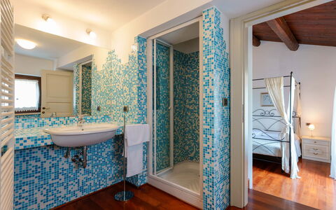 Villa Pagannoni: Spiegel, Armatur, Blau, Azurblau, Sinken, Pflanze, Badezimmer, Interior Design, Zapfhahn, Fussboden