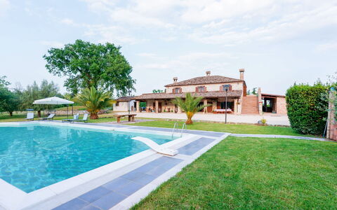 Villa Pagannoni: Wasser, Himmel, Wolke, Pflanze, Gebäude, Eigentum, Baum, Schwimmbad, Haus, Gras