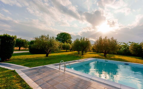Villa Pagannoni: Wolke, Wasser, Pflanze, Himmel, Schwimmbad, Die Architektur, Baum, Natürliche Landschaft, Gras, Freizeit
