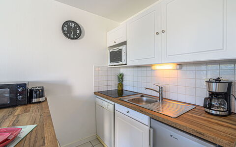 Les Eiders: Cabinetry, Countertop, Sinken, Herd, Küche, Küchengerät, Haushaltsgerät, Holz, Spüle, Uhr