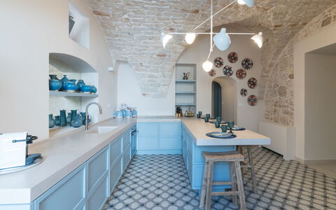 Dimora Cocchi: Tabelle, Möbel, Eigentum, Cabinetry, Azurblau, Zapfhahn, Interior Design, Beleuchtung, Countertop, Regal