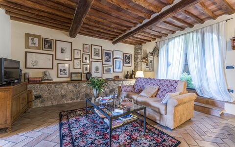 Fienile Di Fabio - Colline Fiorentine Vaiano, Tosc: Möbel, Couch, Bilderrahmen, Lila, Holz, Tabelle, Interior Design, Wohnzimmer, Fussboden, Gebäude