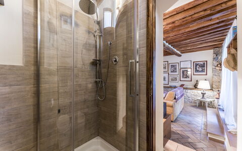 Fienile Di Fabio - Colline Fiorentine Vaiano, Tosc: Armatur, Duschtür, Badezimmer, Holz, Zapfhahn, Dusche, Interior Design, Duschkopf, Fussboden