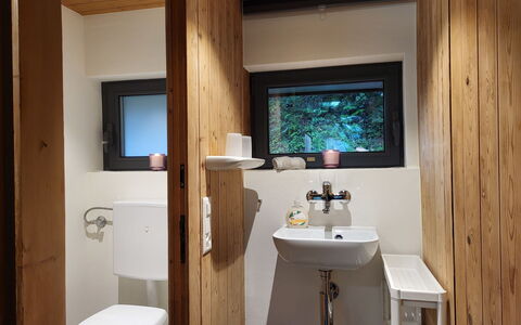 Bosco della Bella 6: Spiegel, Zapfhahn, Sinken, Eigentum, Gebäude, Armatur, Bad Sink, Badezimmer, Lila, Holz