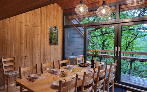 Bosco della Bella 6: Tabelle, Möbel, Eigentum, Stuhl, Holz, Geschirr, Interior Design, Beleuchtung, Fenster, Pflanze