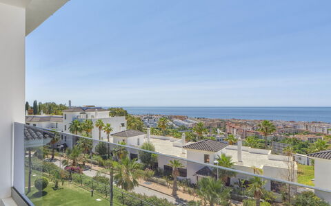 Mirador de Estepona Hills: Essen, Tabelle, Geschirr, Pflanze, Möbel, Himmel, Stuhl, Dishware, Teller, Gartenmöbel