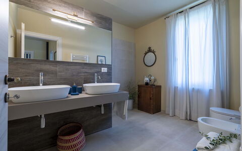 Villa Zara: Spiegel, Sinken, Zapfhahn, Armatur, Azurblau, Pflanze, Gebäude, Holz, Vorhang, Badezimmer