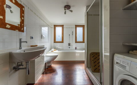 Belvedere, House With Private Pool And Garden, Rec: Spiegel, Sinken, Armatur, Zapfhahn, Wäschekammer, Badezimmer, Gebäude, Interior Design, Bad Sink, Holz
