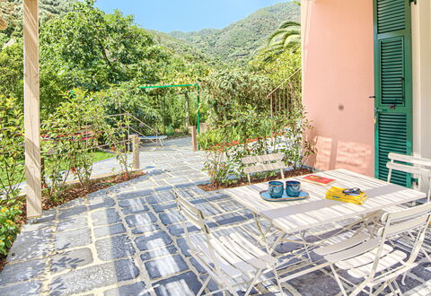 La Casa Dei Glicini - Levanto: Pflanze, Gebäude, Himmel, Gartenmöbel, Schatten, Freizeit, Wohngebiet, Urban Design, Schwimmbad, Grundeigentum