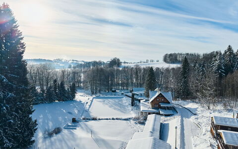 Lesní Plovárna B1: Schnee, Winter, Baum, Einfrieren, Hütte, Steigung, Bergstation, Lärche, Geologisches Phänomen, Zweig