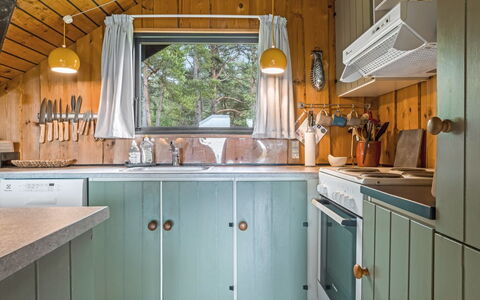 Eliza - 600M from the Sea: Küche, Holz, Countertop, Küchengerät, Interior Design, Cabinetry, Major Appliance, Decke, Spüle, Armatur