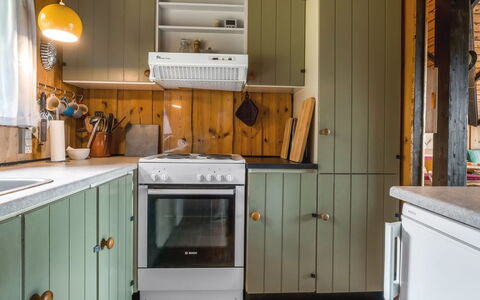 Eliza - 600M from the Sea: Küche, Küchengerät, Holz, Cabinetry, Countertop, Major Appliance, Flooring, Interior Design, Schrank, Schublade