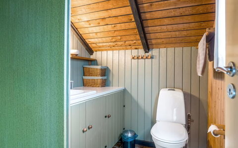 Eliza - 600M from the Sea: Holz, Armatur, Badezimmer, Toilette, Flooring, Interior Design, Fussboden, Installation, Sinken, Zapfhahn