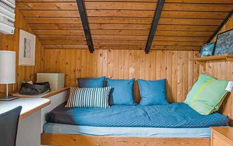 Eliza - 600M from the Sea: Holz, Möbel, Fussboden, Flooring, Interior Design, Decke, Bett, Zimmer, Schlafzimmer, Holzbeize