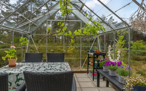 Eliza - 600M from the Sea: Garten, Schatten, Blumentopf, Natürliches Material, Daylighting, Eco Hotel, Zimmerpflanze, Outdoor Struktur