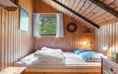 Eliza - 600M from the Sea: Holz, Decke, Schlafzimmer, Zuhause, Hartholz, Fussboden, Bett, Holzbeize, Blockhaus, Hütte