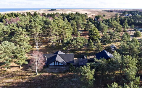 Eliza - 600M from the Sea: Dach, Haus, Grundstueck, Zuhause, Hütte, Estate, Gartenbauten, Schatten, Blockhaus, Landscaping