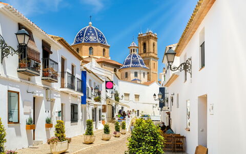 Altea 673: Pflanze, Himmel, Eigentum, Fenster, Gebäude, Blau, Azurblau, Wolke, Urban Design, Wohngebiet
