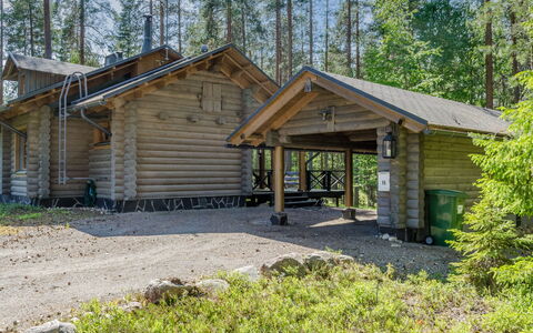 Pyöröpirtti: Bett, Möbel, Schlafzimmer, Interior Design, Bedding, Bettdecke, Flooring, Holz, Fussboden, Zimmer