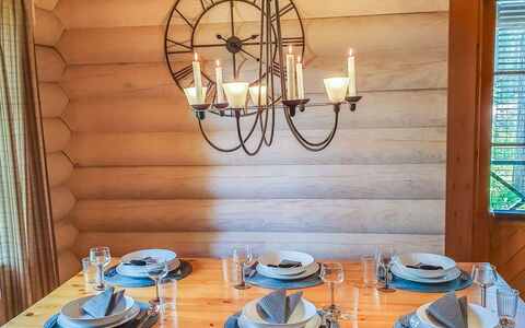 Pyöröpirtti: Bett, Möbel, Schlafzimmer, Interior Design, Bedding, Bettdecke, Flooring, Holz, Fussboden, Zimmer