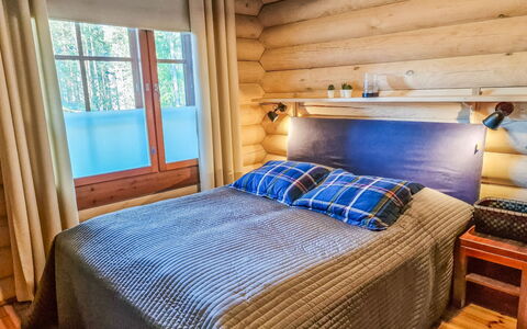 Pyöröpirtti: Bett, Möbel, Schlafzimmer, Interior Design, Bedding, Bettdecke, Flooring, Holz, Fussboden, Zimmer