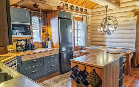 Pyöröpirtti: Bett, Möbel, Schlafzimmer, Interior Design, Bedding, Bettdecke, Flooring, Holz, Fussboden, Zimmer
