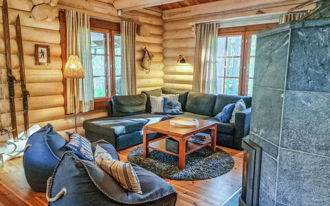 Pyöröpirtti: Bett, Möbel, Schlafzimmer, Interior Design, Bedding, Bettdecke, Flooring, Holz, Fussboden, Zimmer
