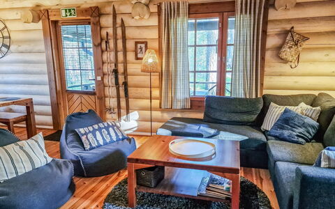 Pyöröpirtti: Bett, Möbel, Schlafzimmer, Interior Design, Bedding, Bettdecke, Flooring, Holz, Fussboden, Zimmer