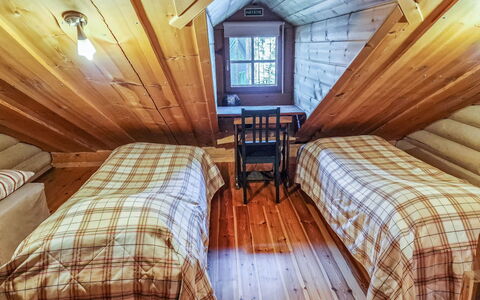 Pyöröpirtti: Bett, Möbel, Schlafzimmer, Interior Design, Bedding, Bettdecke, Flooring, Holz, Fussboden, Zimmer
