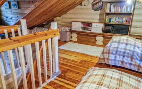 Pyöröpirtti: Bett, Möbel, Schlafzimmer, Interior Design, Bedding, Bettdecke, Flooring, Holz, Fussboden, Zimmer