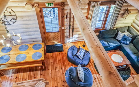 Pyöröpirtti: Bett, Möbel, Schlafzimmer, Interior Design, Bedding, Bettdecke, Flooring, Holz, Fussboden, Zimmer